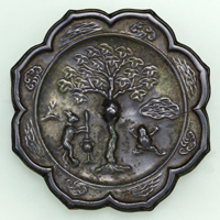 Image of "달의 방아찧는 토끼와 개구리무늬 팔릉경　중국　8세기"