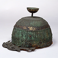 Image of "鎏金带盔檐铜冑　5世纪"