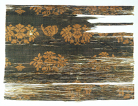 Image of "중요문화재　꽃 새 나비 무늬 비단 요　8세기"