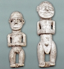 『女性像（左）・男性像（右）　メラネシア、ニューアイルランド島　19世紀後半　吉島辰寧氏寄贈』の画像