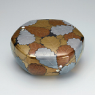 Image of "Hexagonal covered box with oak leaf design in maki-e and mother-of-pearl inlay, Murose Kazumi, 2014 (Private collection)"