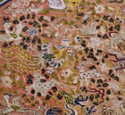 『こく絲　紅地牡丹龍鳳花鳥鹿文様　製作地＝中国　元時代・13～14世紀』の画像