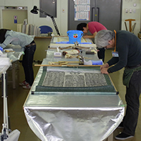『NPO法人文化財保存支援機構とともに奥州市埋蔵文化財センターで行った拓本の安定化処理作業』の画像