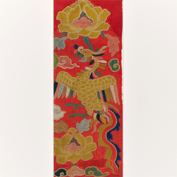 Image of "심홍색 수자 바탕에 모란과 봉황무늬 편수　명시대 15세기"
