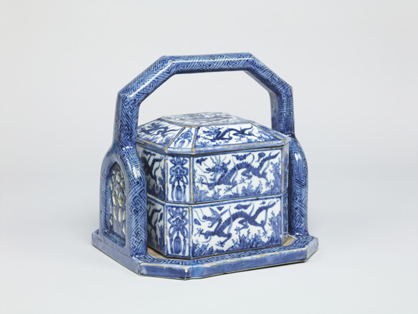 Image of "Portable Dining Set with Dragons and Waves, By Aoki Mokubei, Edo period, 19th century (Gift of Mr. Kasagi Tōru, Important Cultural Property)"