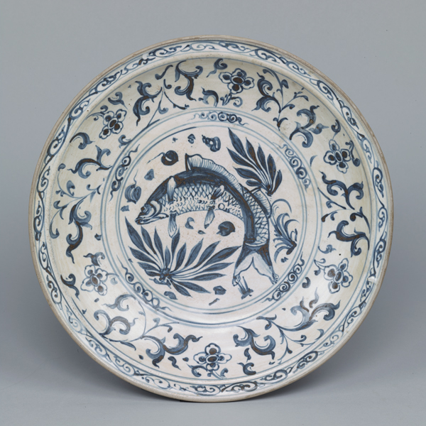 Image of "Large DishFish and water plant design in underglaze blue, Formerly owned by Okano Shigezō, 15th-16th century (Important Art Object)"