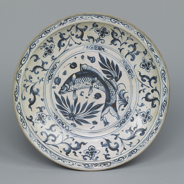 Image of "Large Dish Fish and water plant design in underglaze blue, Formerly owned by Okano Shigezō, 15th-16th century (Important Art Object)"