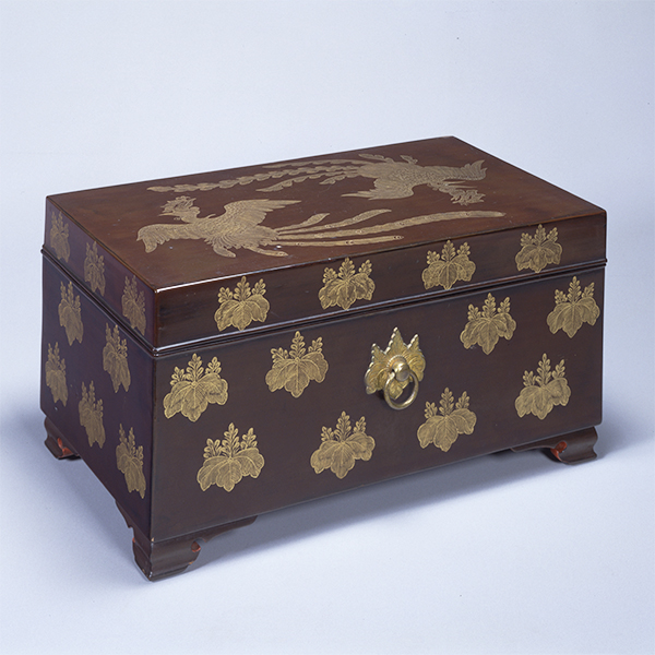 Image of "Sutra Box with Phoenixes and Paulownia Crests, Muromachi–Azuchi-Momoyama period, 16th century (Important Art Object)"