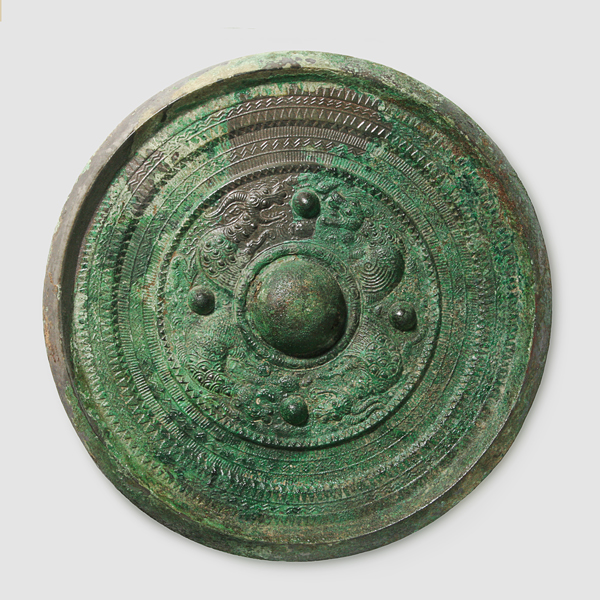 Image of "Mirror with Triangular Rim, Design of Dragon and TigerFound at Izumikoganezuka Tumulus, Osaka, Kofun period, 4th-5th century (Important Cultural Property)"