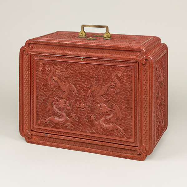Image of "퇴주 용과 파도무늬 서랍장　중국　청시대 18세기　가미야 덴베에 기증"