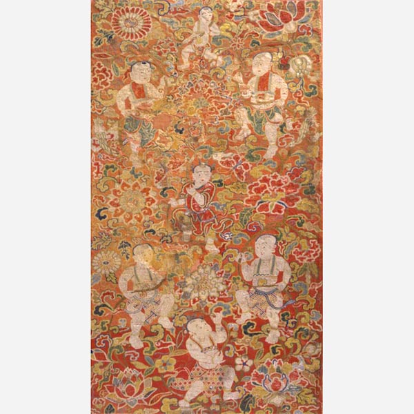 Image of "적색 바탕 꽃과 넝쿨, 어린아이무늬 여 자수 비단　중국　명시대 14~15세기"