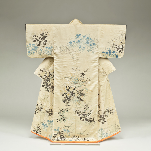 Image of " 중요문화재　백색 능 바탕 가을풀무늬 고소데(소맷부리가 좁은 기모노)오가타 고린　에도시대 18세기"