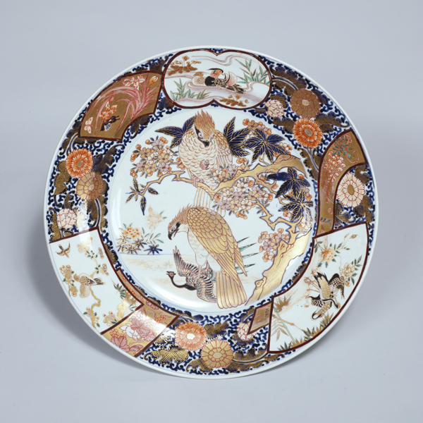 Image of "채색 벚꽃과 독수리무늬 큰 접시이마리　에도시대 18세기가세 레이지 기증"