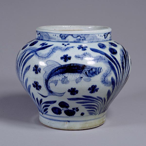 Image of "중요문화재　청화 물고기와 수초무늬 단지　중국 경덕진요　원시대 14세기　다나카 요시오 기증"