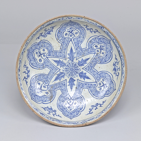 Image of "Large Dish with Flowers, Previously owned by Okano Shigezō, 15th century"