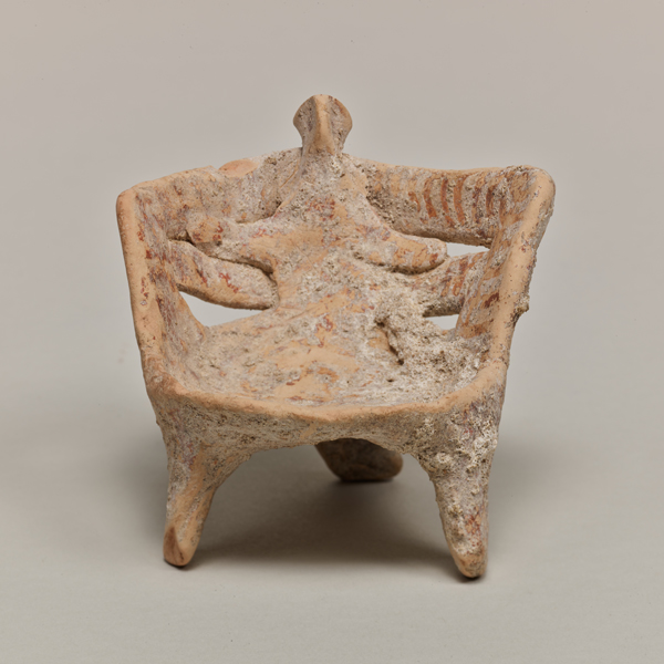 Image of "의자에 앉은 여신　그리스　후기헬라딕시대 III기 기원전 14~기원전 13세기 무렵　모모세 오사무, 모모세 후미코 기증"