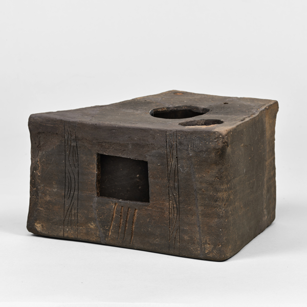 Image of "StoveFound in burial chamber no. 3 near Xiongyuecheng, Yingkou city, Liaoning province, China, Eastern Han Dynasty, 2nd century"