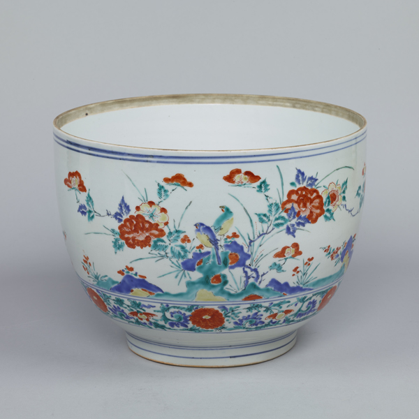 『重要文化財　色絵花鳥文大深鉢伊万里(柿右衛門様式)　江戸時代・17世紀』の画像
