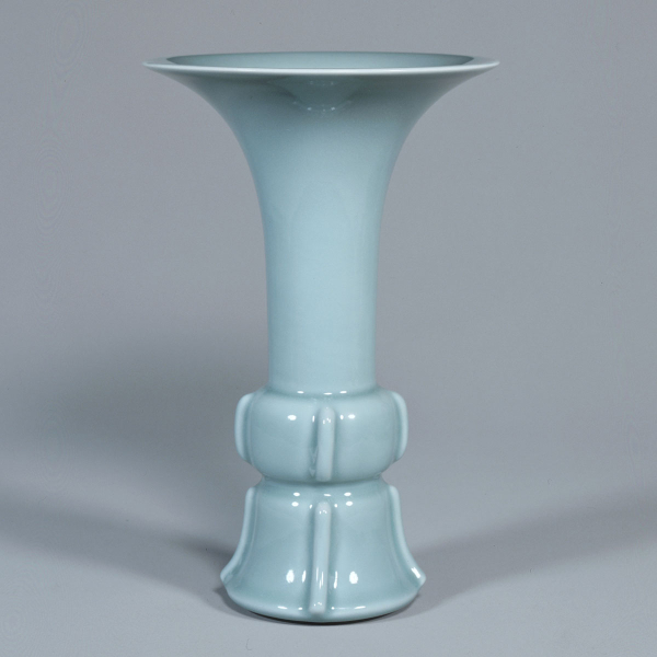 Image of "두청유 술잔 모양 병중국 경덕진요　청시대 1736~95년　히로타 마쓰시게 기증"