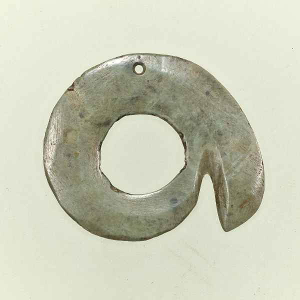『の字状石製品長野県松本市出土　縄文時代(中期)・前3000～前2000年　徳川頼貞氏寄贈』の画像