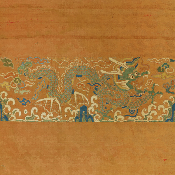 『飛魚袍反物 紅雲文様緞子地縫取織 （部分）中国　前田家伝来　明時代・16世紀』の画像