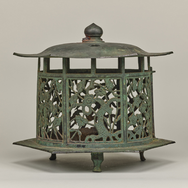 『重要文化財　銅梅竹透釣燈籠千葉市中央区千葉寺町千葉寺址出土　室町時代・天文19年(1550)　畑野勇治郎氏寄贈』の画像